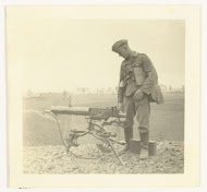 Wehrmacht militair bij machinegeweer