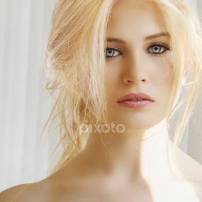 Georgia by Alistair Cowin - People Portraits of Women