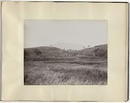 Soldaten en dragers in een berglandschap in Nederlands-Indië