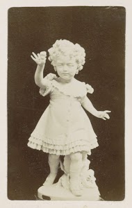 Beeld van klein meisje met een bloem in de hand, mogelijk opgesteld op de Wereldtentoonstelling te Parijs in 1889
