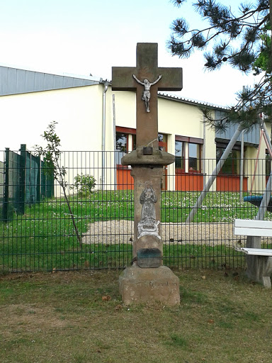 Kreuz an der Grundschule