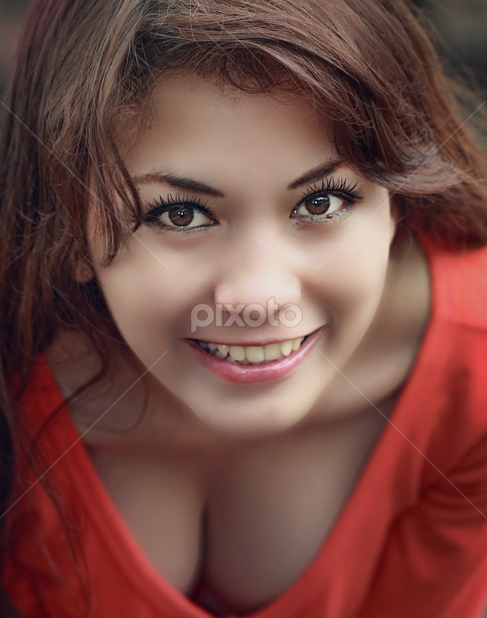 Tatapan Penuh Arti by Chandra Irahadi - People Portraits of Women