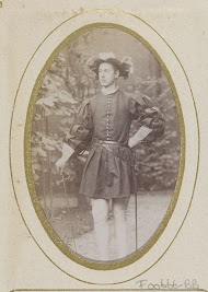 Portret van een jonge man in kostuum met degen, aangeduid als M.M. de Monchy