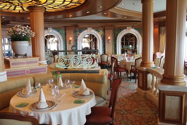 Diamond Princess, Cruise Travel Guide: Enjoy traditional Italian dishes at Sabatini’s Italian Trattoria.