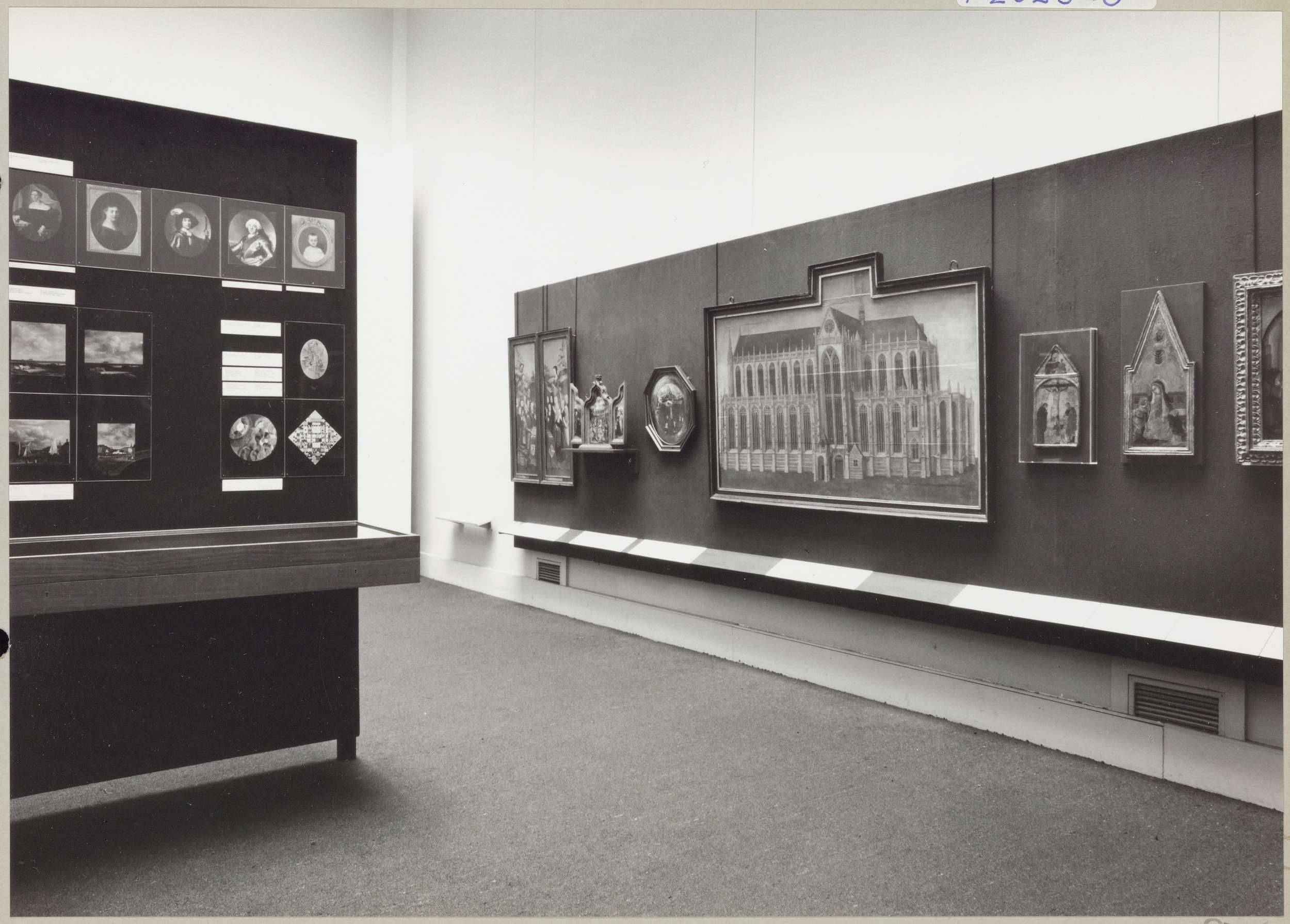 Kabinet van de Eregalerij met diverse objecten en een informatiepaneel