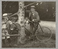 J.B. Aug. Kessler leunend op zijn fiets, met zijn zoon