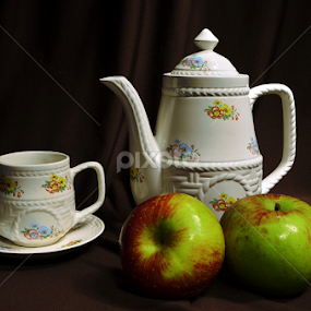 Cangkir & Apel by Gigih Ardiantoro - Artistic Objects Cups, Plates & Utensils