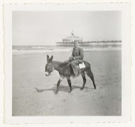 Een Wehrmachtsoldaat rijdt op een ezel