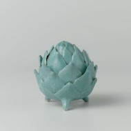 Botervloot van faience in de vorm van een artisjok