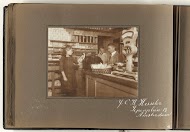 Interieur van de kruidenierswinkel van J.C.H. Hesseler, Iepenplein 13, Amsterdam