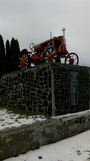 Памятник первым механизаторам