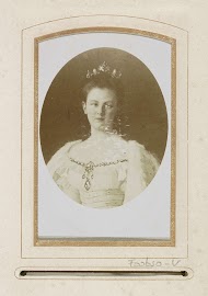 Fotoreproductie van een geschilderd portret van koningin Wilhelmina