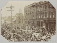 Straatgezicht met grote menigte te Johannesburg