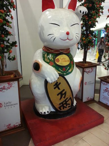 Lucky Cat Sculpture