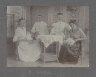 Twee stellen met baby's waaronder Klaas Kleiterp en zijn vrouw Tine Kleiterp-Vermeulen met 8 weken oude Klaas (rechts) in Malang