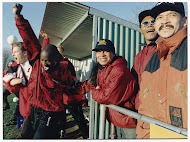 Voetbalsupporters bij dug-out