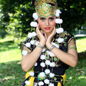 Jaipong dancer by Rully Kustiwa - People Portraits of Women