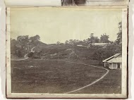 Landschap met een heuvel en gebouwen, China