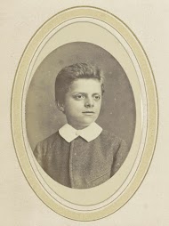 Portret van een jongen met een witte kraag