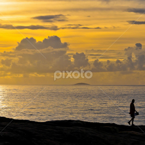Amanhecer em Guarapari...pedra do Siribeira...meditação ou... by Francisco Andrade - Uncategorized All Uncategorized