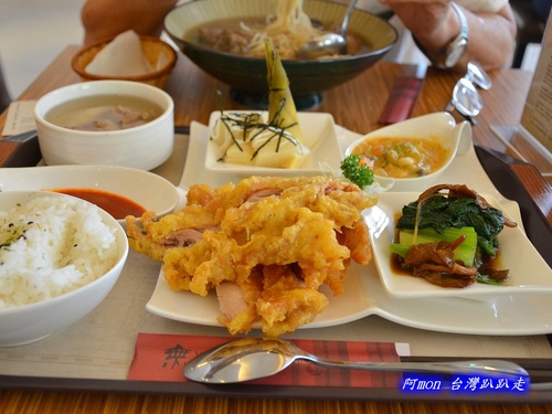 無專科料理~豐盛的泰式椒麻嫩雞排簡餐