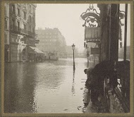 Voetgangers op een plankier in een ondergelopen straat