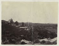 Gezicht op huizen en heuvels, China