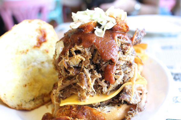 【台中-Little Fiesta墨西哥】豬牛香腸推出來暴龍堡·漢堡肉像極肉鬆！