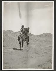 Ruiter van de bereden politie in de Syrische woestijn