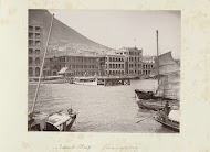 Boten naderen de aanlegsteiger van Pedders Wharf in Hong Kong