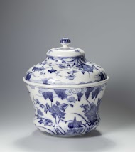 Punchkom, beschilderd met pioenrozen, prunus, rotsen en wolken