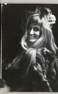 Lachende vrouw, gehuld in bont