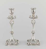 Set van twee kandelaars, opgebouwd uit ranken