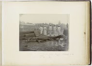 Paul en Lucie Sandel  op plankier met buitgemaakte krokodil , op de achtergrond de Sandelbrug in de Wampoe rivier, Tandjong Poera,  Langkat Sumatra