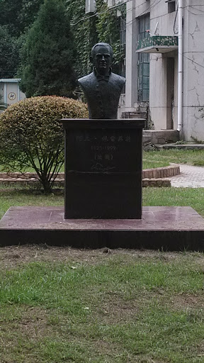 阿兰·佩雷菲特雕像