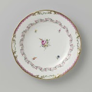 Bord, plat model, behorend bij een servies met geslingerd lintmotief met bladertakken, bloemboeketten en gestrooide bloemtakken