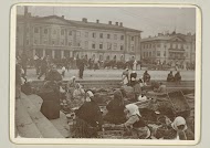 Vene Satama in Helsinki met vele aangemeerde bootjes met handel.