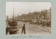 Havengezicht met platbodems en bevroren water