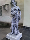 Статуя Девушка С Виноградом