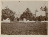 Paard en wagen voor (vermoedelijk) een schoolgebouw in Nederlands-Indië