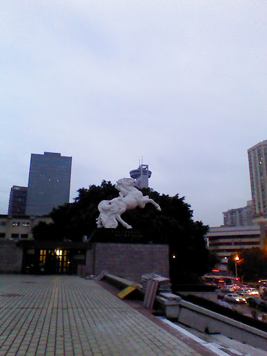 右白马雕像