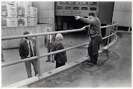 Den Uyl op bezoek bij steenfabriek