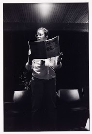 Norma met het blad "Ashanti" tijdens een vormingsweekend van de SBSV (Stichting Behartiging-Belangen Surinaamse Vrouwen)