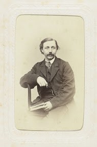 Studioportret van een man met een snor