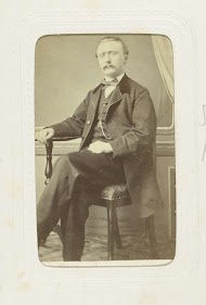 Studioportret van een man met een snor