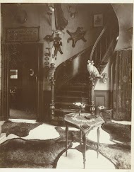 Trap in de hal van landhuis De Wildbaan met jachttrofeeën