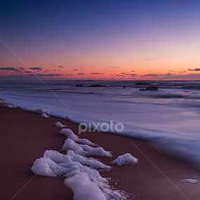 L' écume by Rémi Ferreira Nadais - Landscapes Waterscapes