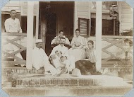 Groepsfoto voor de woning in Fort Zeelandia