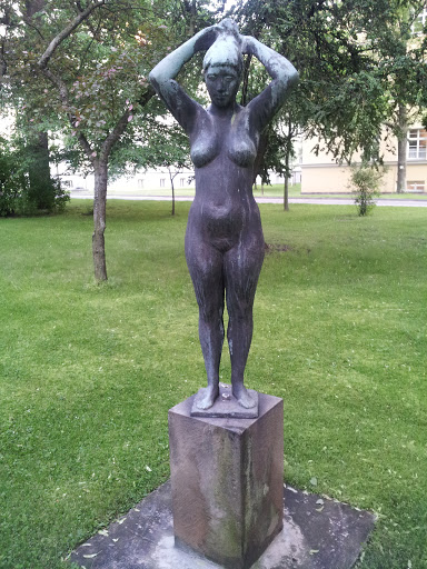 Frau Statue