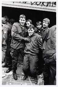 ME-ers na de ontruiming van kraakpand Wijers